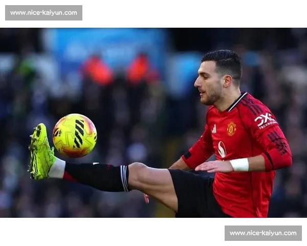 前曼联铁卫力荐双星：姆贝莫锋线利刃 + 库尼亚中场新核